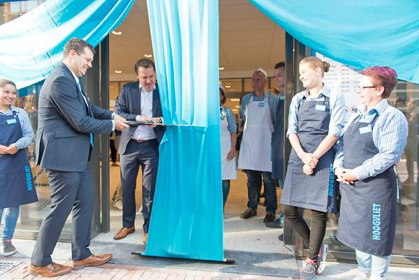 Doorknippen van strik bij opening Hoogvliet Cadenza